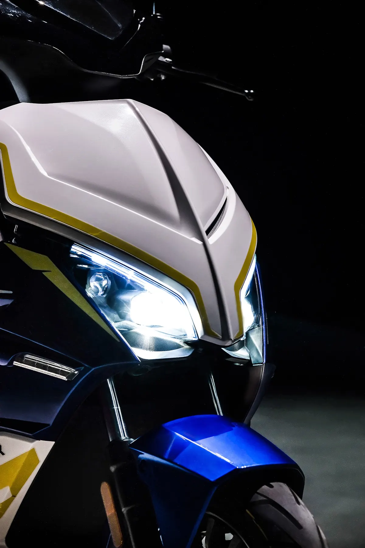 EV03 front lighting detail