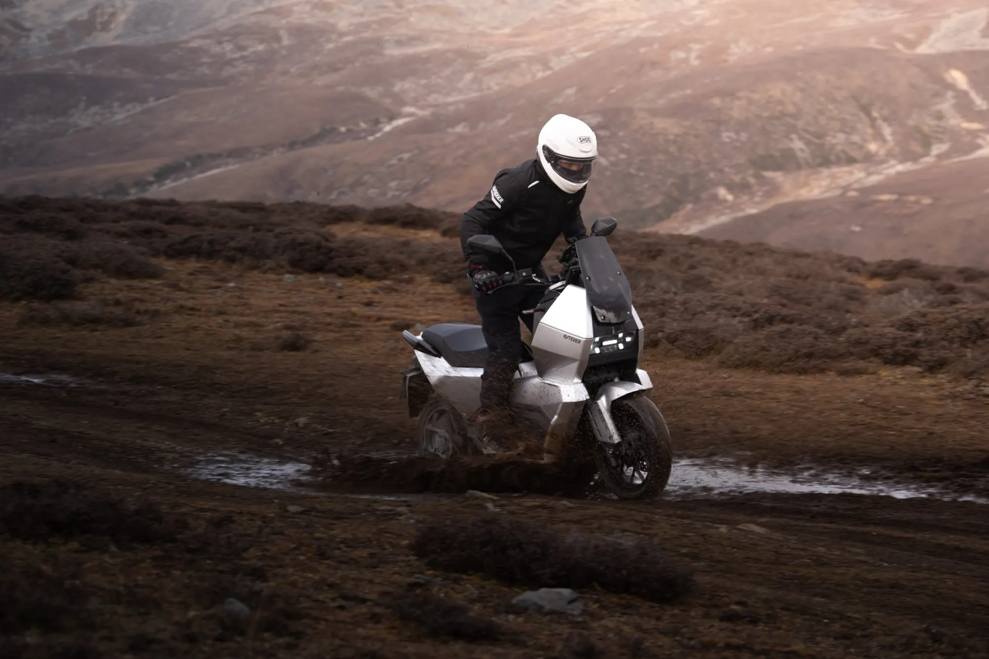 EVREV sporty adventure riding scene