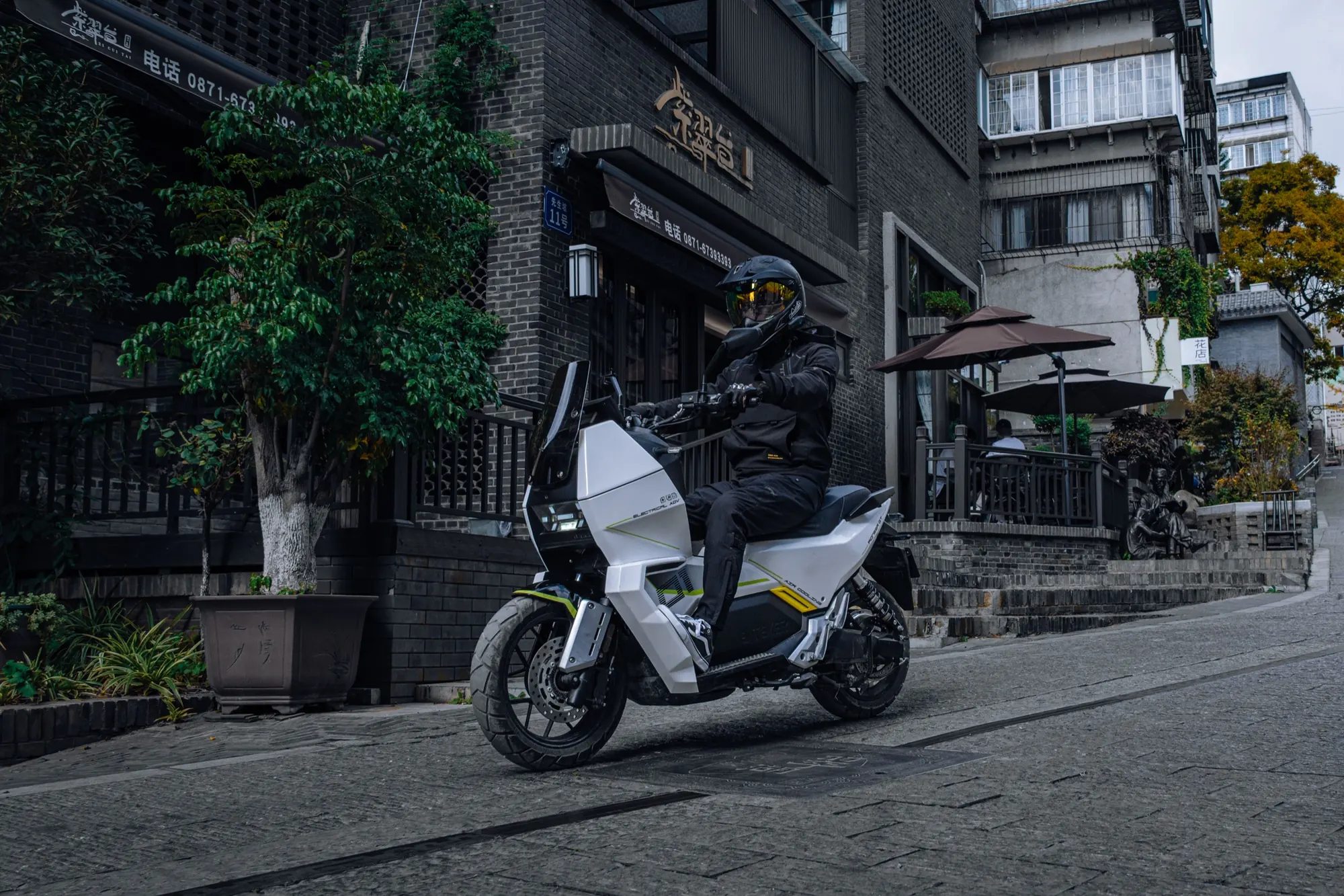 EVREV urban high performance riding scene